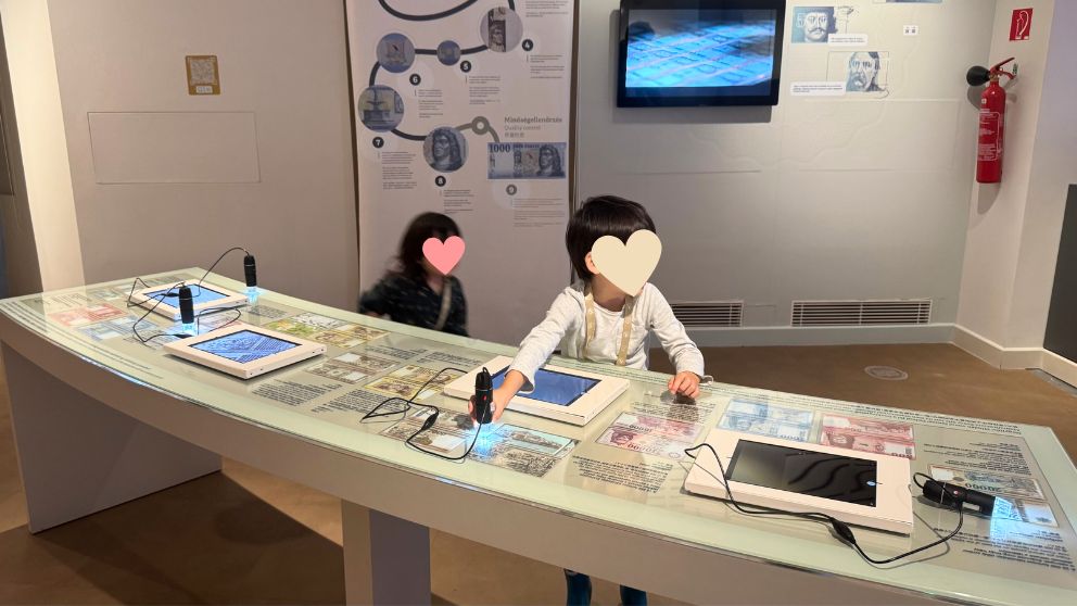 ハンガリー貨幣博物館で紙幣の模様を拡大するコーナーで遊ぶ息子