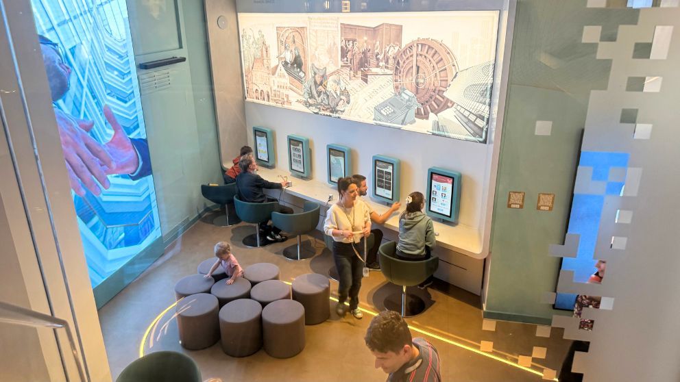 ハンガリー貨幣博物館の館内のタッチパネルを利用するお客さんたちの様子