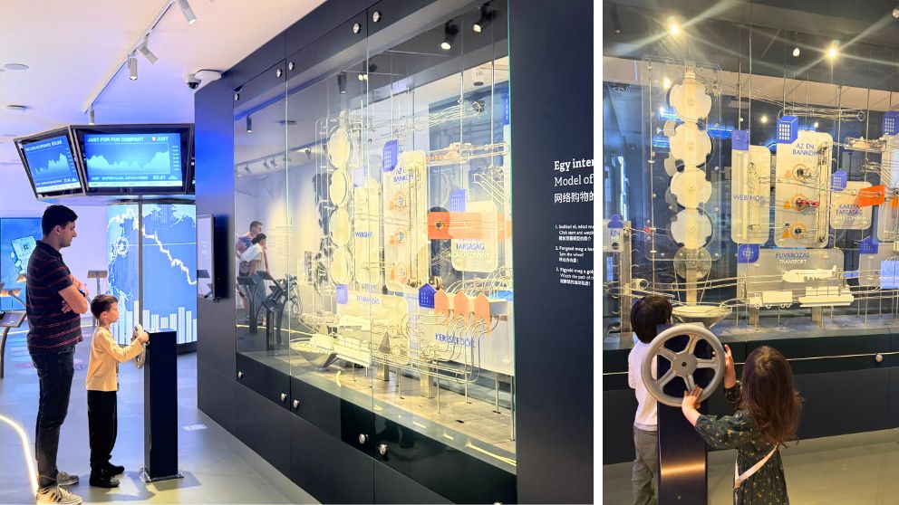 ハンガリー貨幣博物館でボールが転がる人気の展示。ハンドルを回す娘の様子