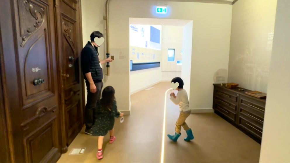 ハンガリー貨幣博物館で気送管を再現したエリアにいる私の家族