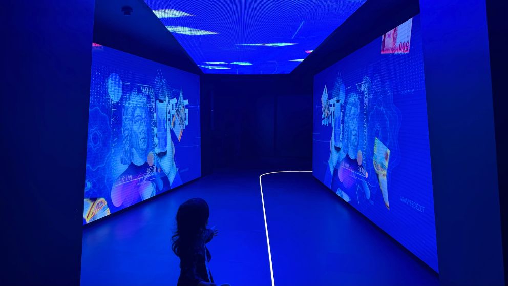 ハンガリー貨幣博物館の入り口部分。デジタル映像が流れ近未来的な雰囲気
