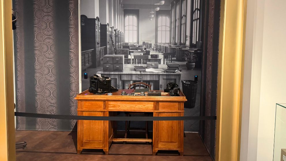 ハンガリー貨幣博物館の昔のオフィスを再現。古い机や電話が置いてある