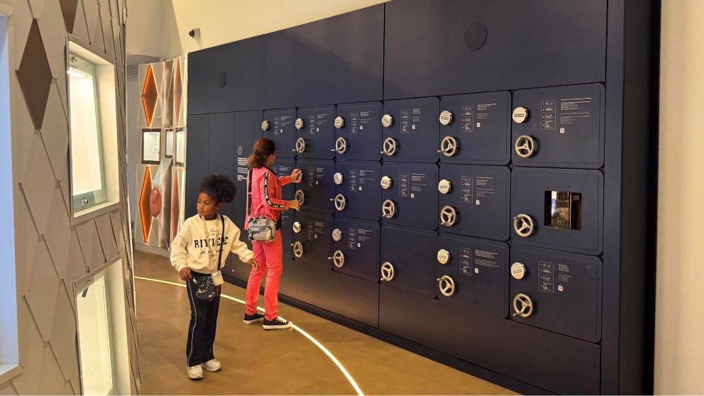 ハンガリー貨幣博物館の昔の銀行の近郊を再現したコーナーで、金庫を触る人の様子