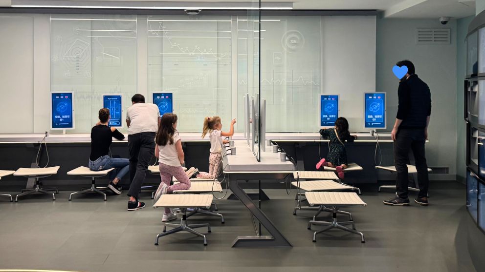 ハンガリー貨幣博物館のタッチパネル端末でが並ぶエリア子どもも大人もパネルをのぞいている