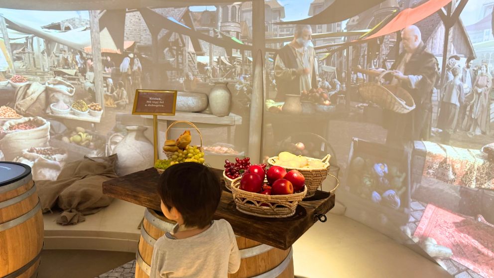 ハンガリー貨幣博物館の展示。昔の市場で野菜や果物の物々交換が行われている様子