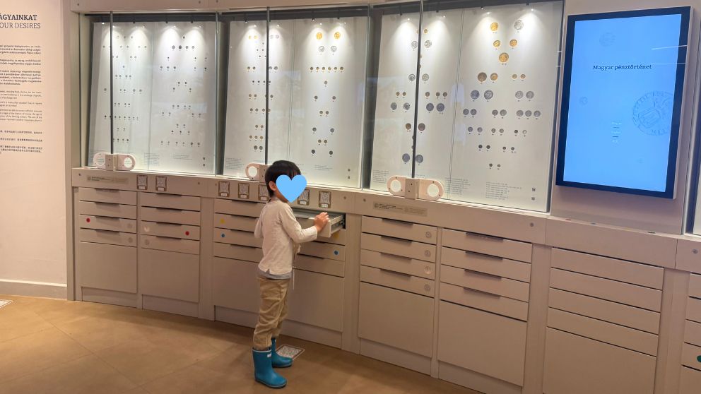 ハンガリー貨幣博物館の古い硬貨のコレクションエリア