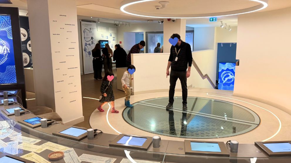 ハンガリー貨幣博物館の館内を歩く私の家族