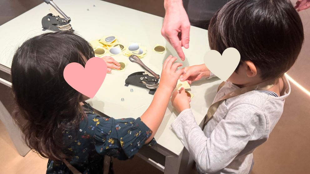 ハンガリー貨幣博物館でシールに型を押してコインを作る娘と息子