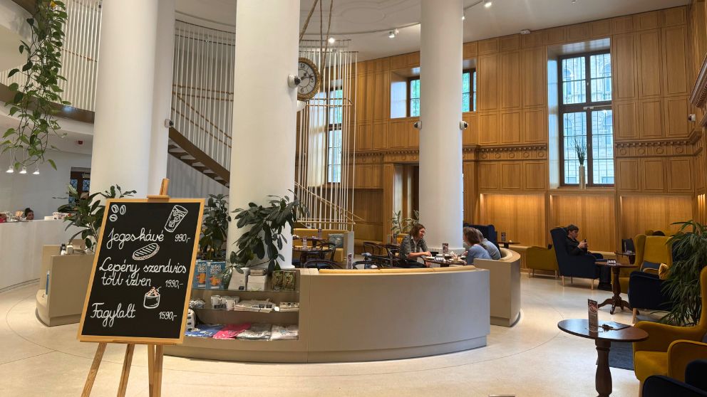 ハンガリー貨幣博物館の受付横にあるおしゃれなカフェの様子。天井が高く広々とtしている