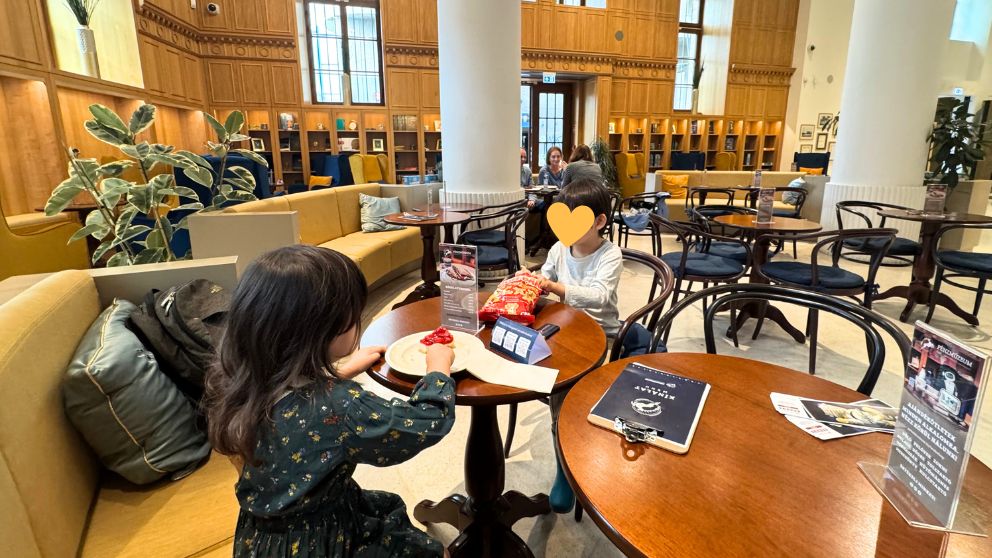 ハンガリー貨幣博物館のカフェでケーキやチップスを食べる息子と娘