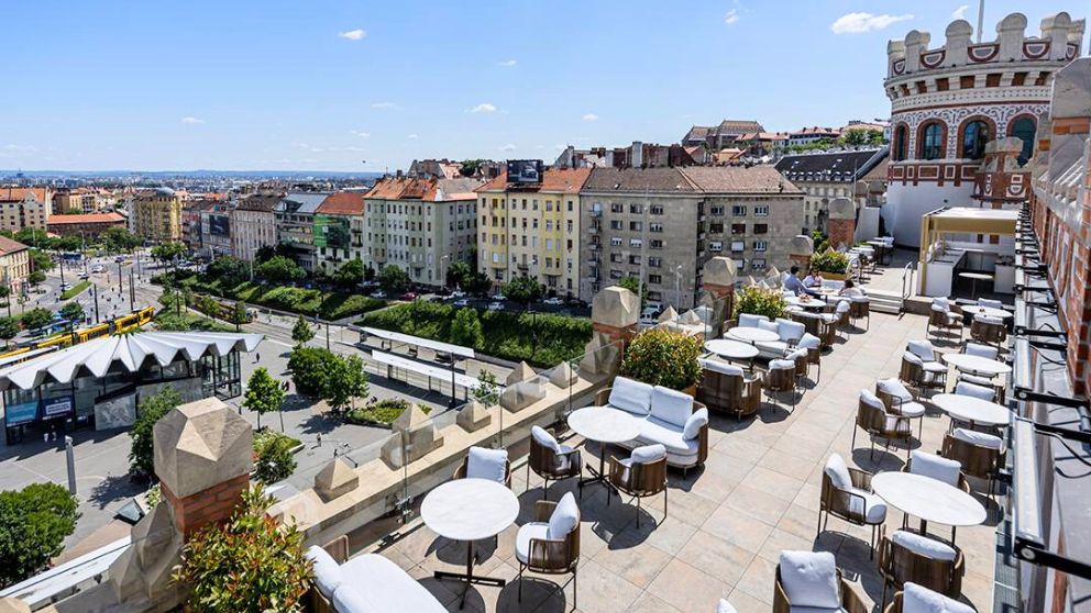 ハンガリー貨幣博物館のパノラマテラス（レストラン）の様子とブダペストの風景