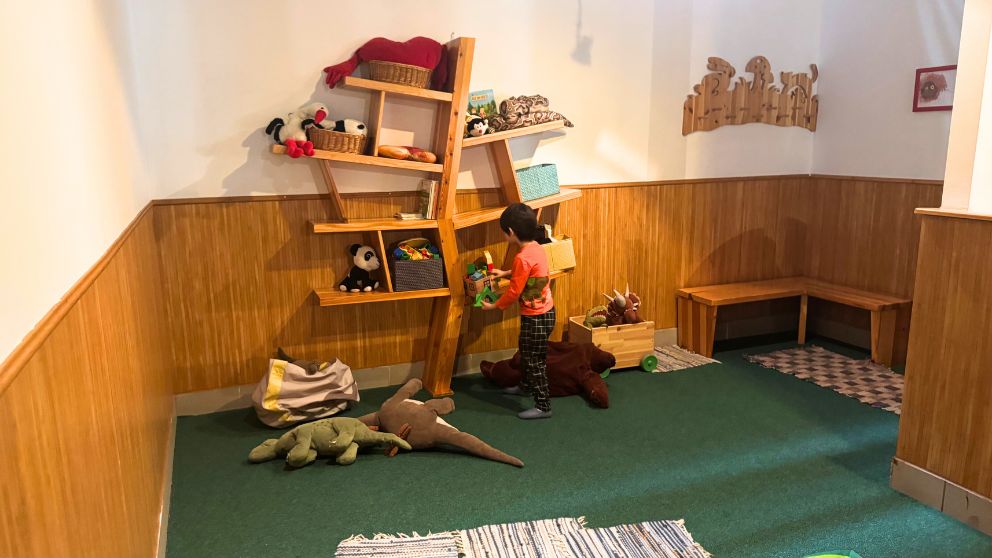 ブダペストのハンガリー自然史博物館の本館。子ども向け遊び場でおもちゃを吟味する息子