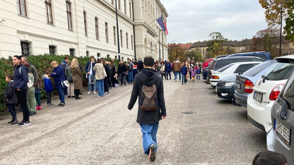 ブダペストのハンガリー自然史博物館の入場を待つ人々。第1日曜日はいつも大混雑。