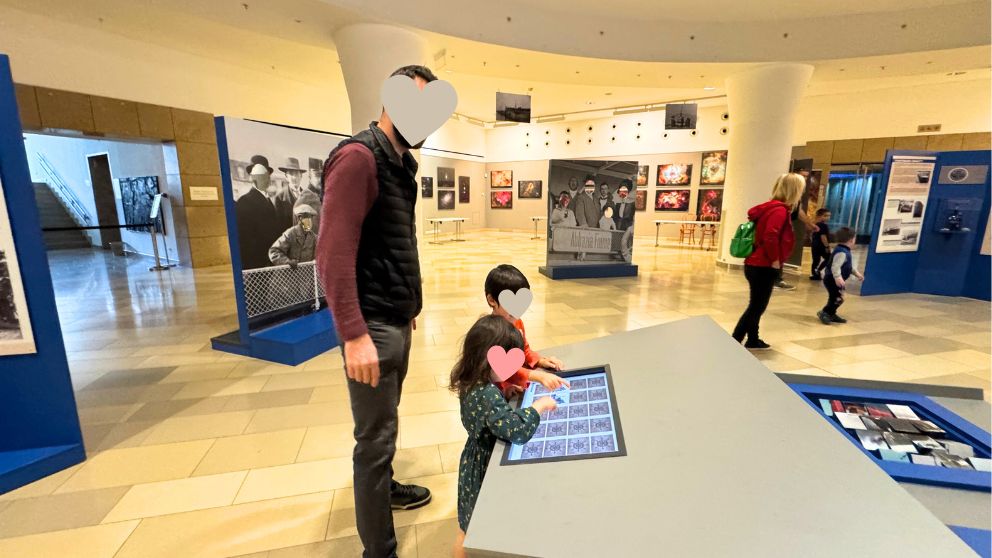 ブダペストのハンガリー自然史博物館の入り口付近の企画展。船に関する内容で、子どもたちが神経衰弱のゲームをしている