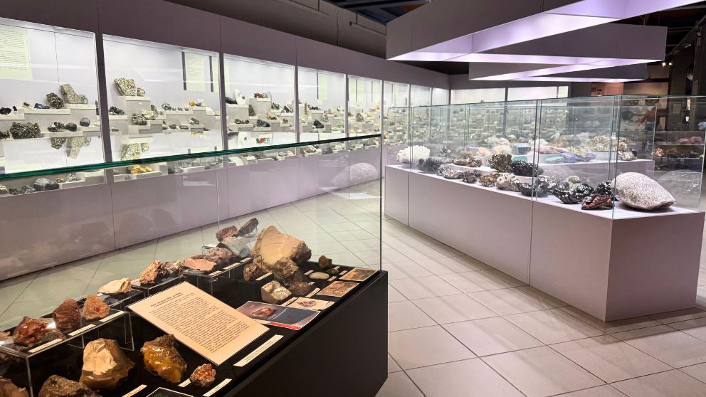 ブダペストのハンガリー自然史博物館の本館。鉱物や岩石が展示されているスペースの様子