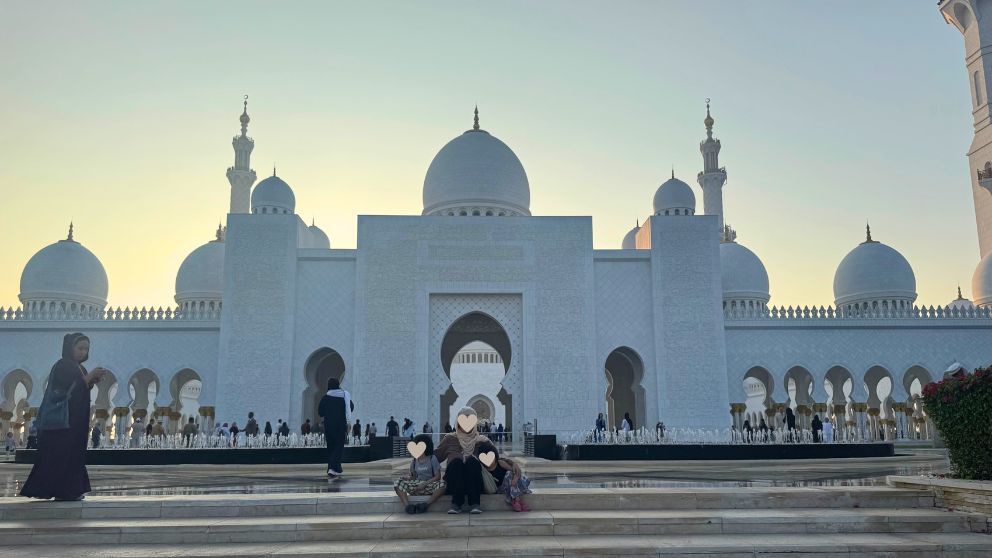 アブダビにのシェイク・ザイード・グランド・モスクで、夕暮れ時に写真撮影した時の様子