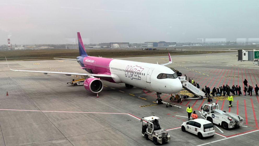 ブダペスト空港に駐機しているWizz Airにタラップを使って搭乗する人々の様子