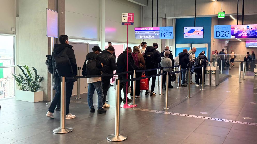 ブダペスト空港2BでWizz Airの搭乗口に並ぶ人々の様子