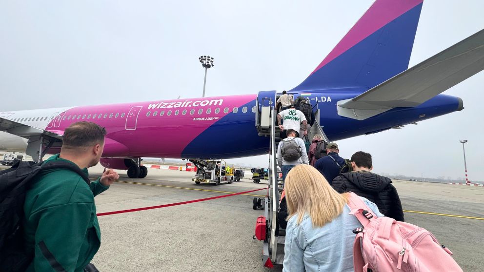 ブダペスト空港でアブダビ行きのWizz Airにタラップを使って搭乗する人々