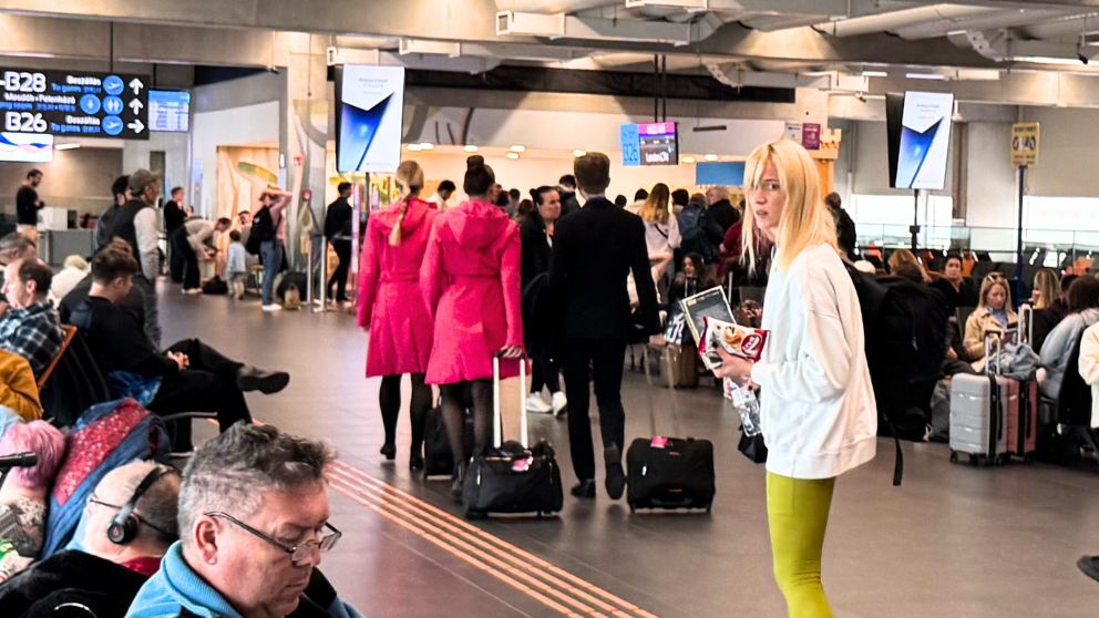 ブダペスト空港2Bターミナルを歩くWIzz Airのキャビンクルーたち。ピンク色のコートが印象的