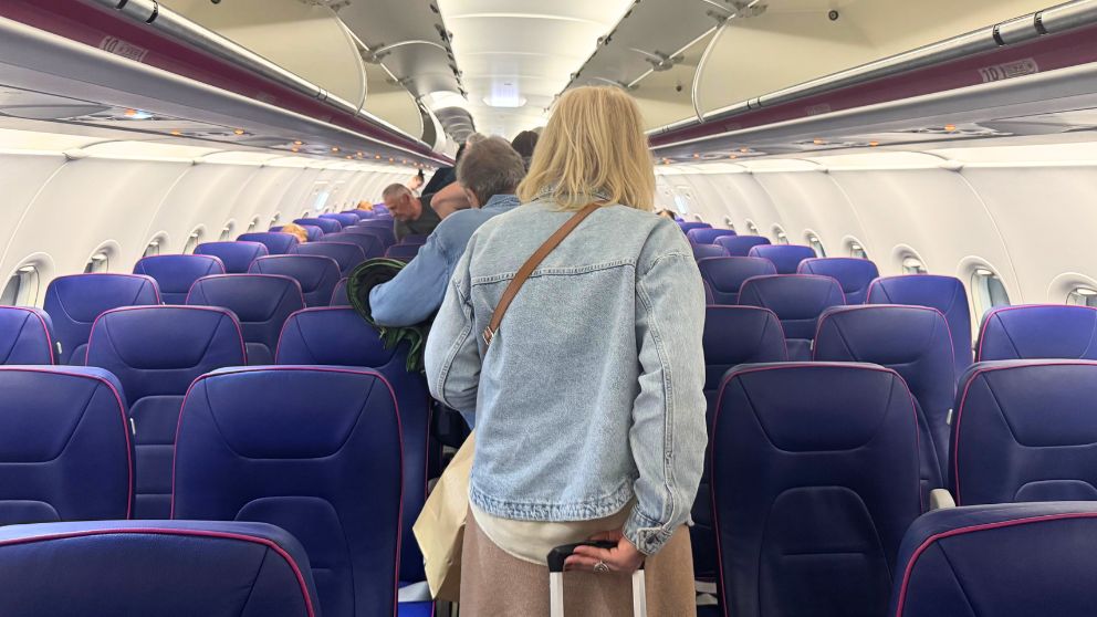 Wizz Airの機内の様子を前方の扉から搭乗した際に撮った画像。紺色の座席にピンク色の縁取り