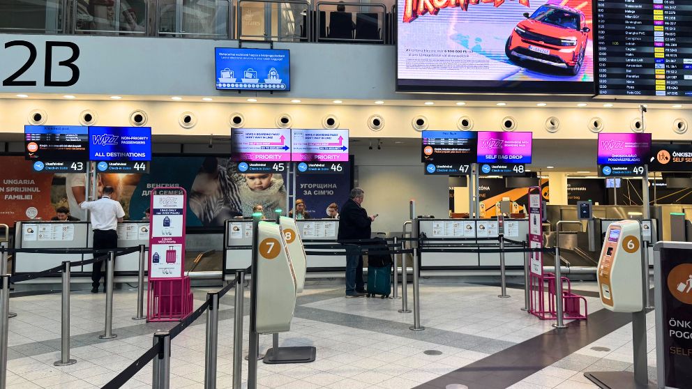 ブダペスト空港のWizz Airのチェックインカウンター。ピンク色が目立つ