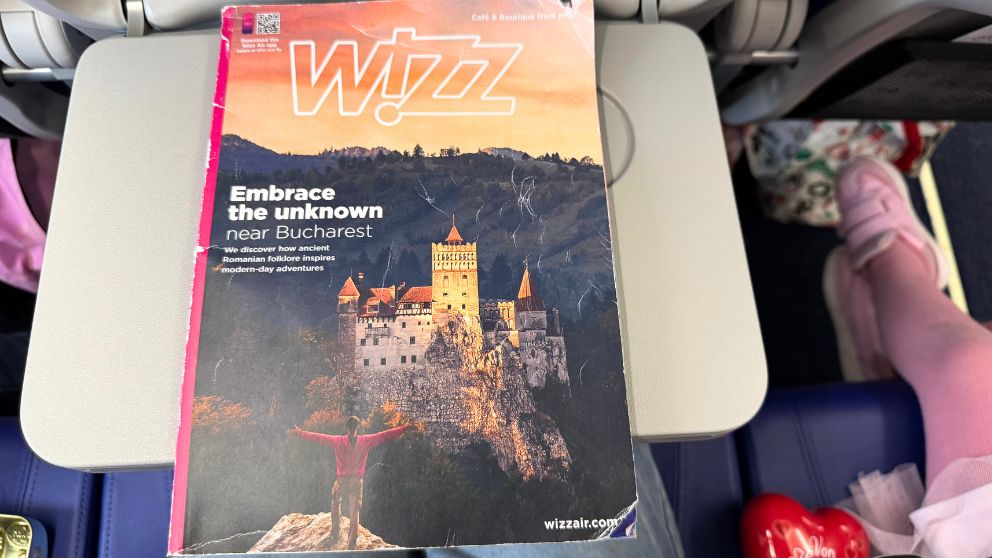 WIzz Airの機内誌。ルーマニアのブラン城が表紙になっている