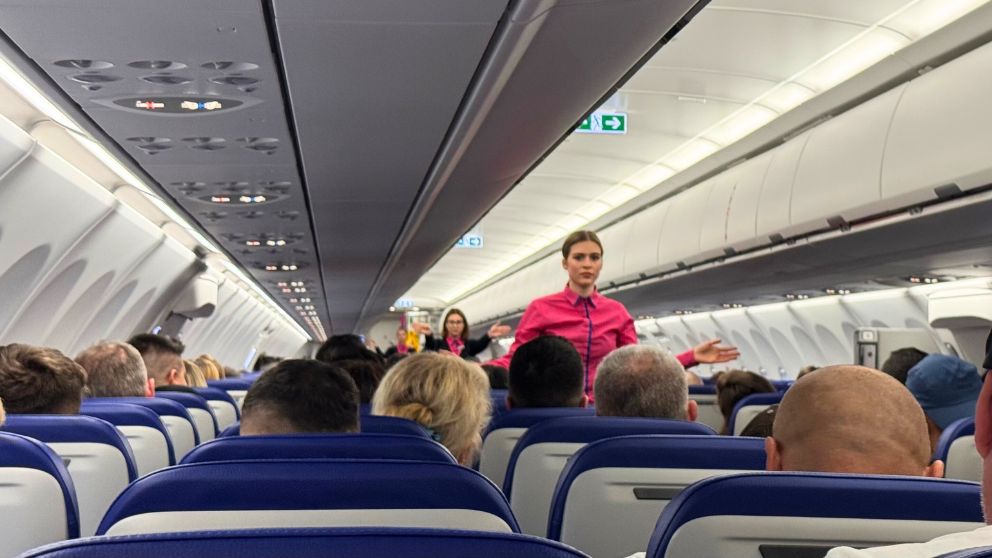 Wizz Airで安全案内を行う客室乗務員