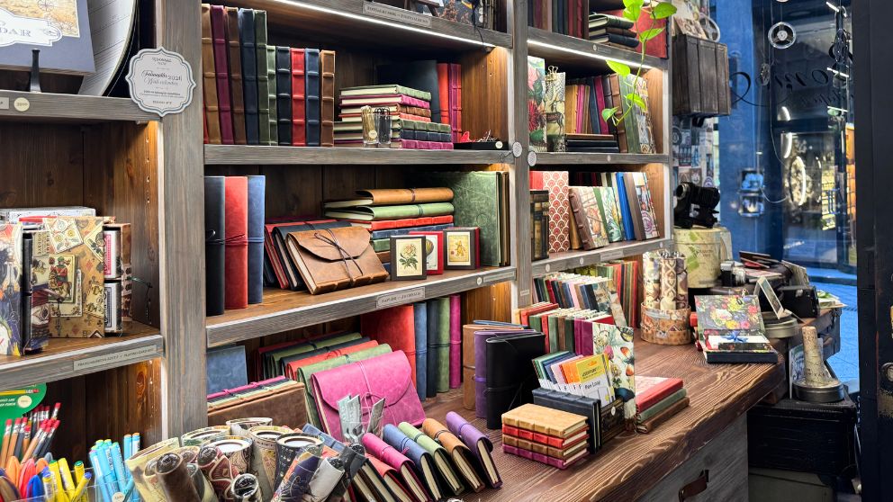 Bomo Artの実店舗の店内の様子。
美しい色の手帳やノートが並ぶ