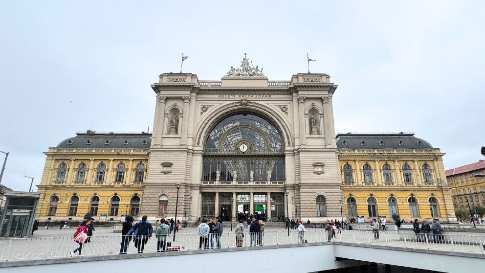 ブダペスト東駅の正面の外観。堂々と立派な建物