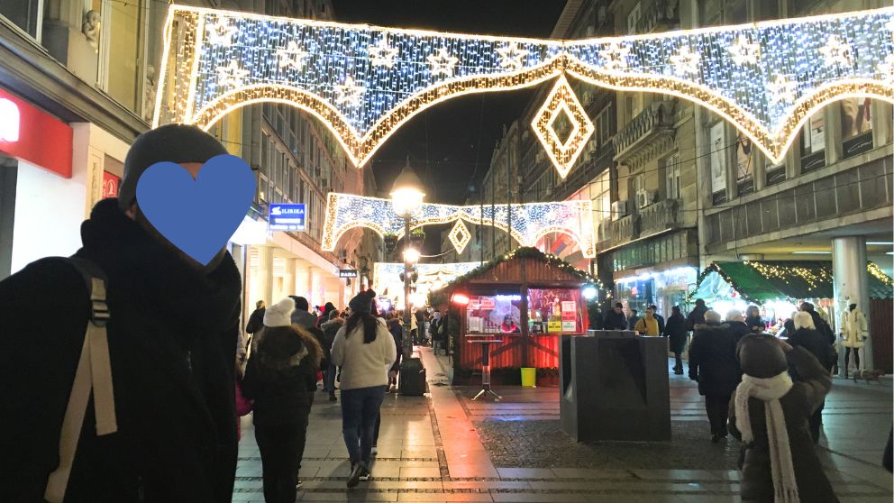 ベオグラードのメインストリート、クネズ・ミハイロヴァ通りのクリスマスの夜の様子。イルミネーションが飾られていて華やか
