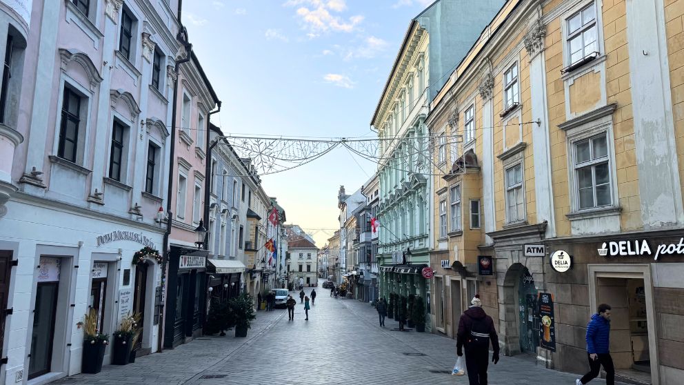 ブラチスラバのMichalska通りの朝の静かな様子