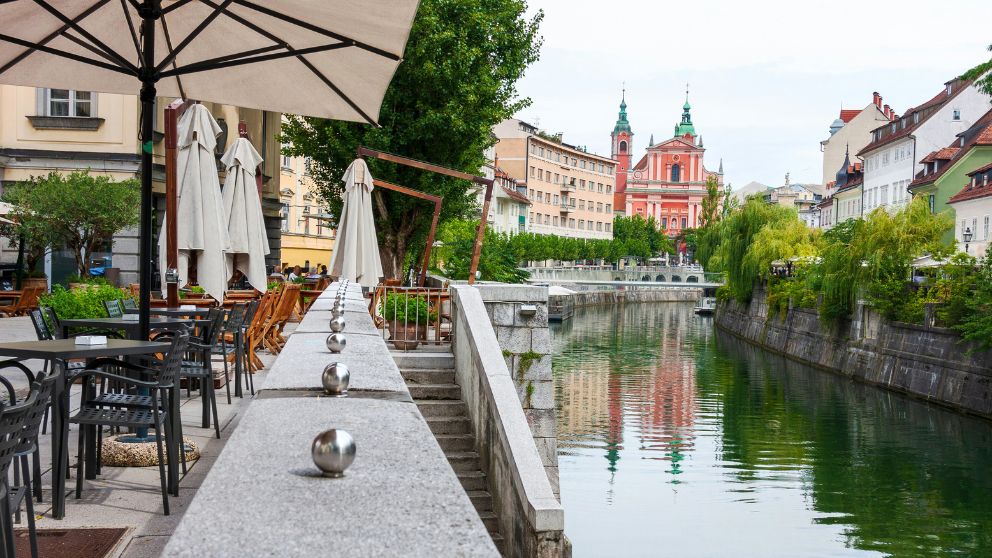 リュブリャナの旧市街を流れるリュブリャニツァ川と川沿いのテーブル席の様子