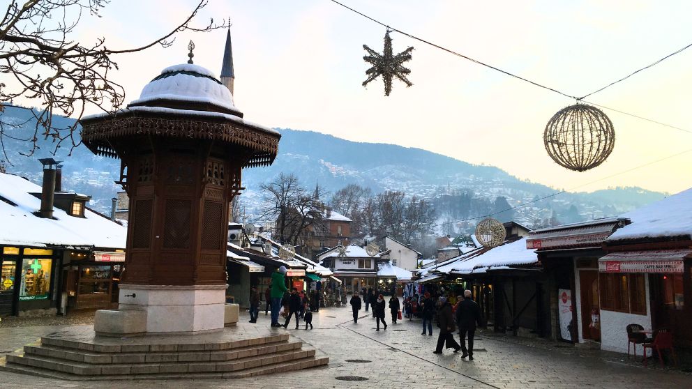サラエボ旧市街のバシュチャルシャ広場の様子。12月で雪景色、観光客が行き来している