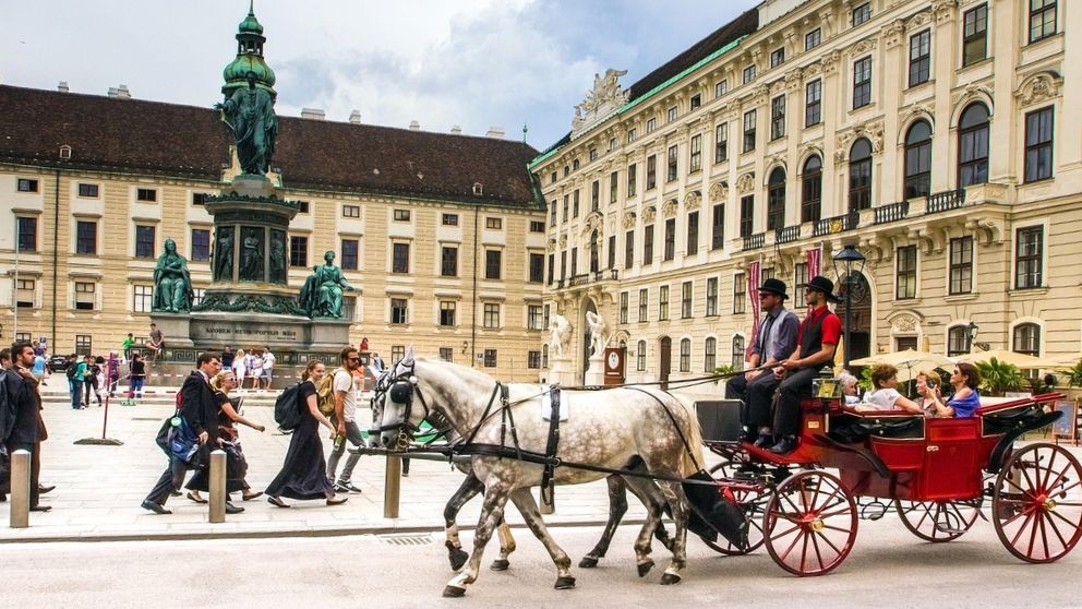 ウィーンの旧市街を観光客を乗せた馬車がすすむ様子