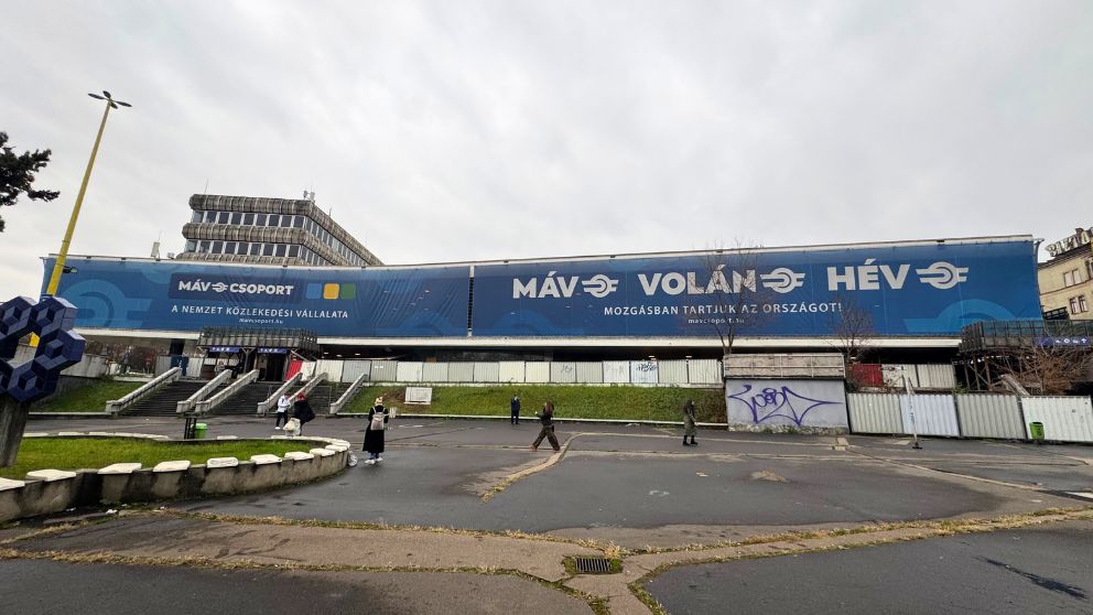 ブダペスト西駅の外観。社会主義時代の建物で味気ない