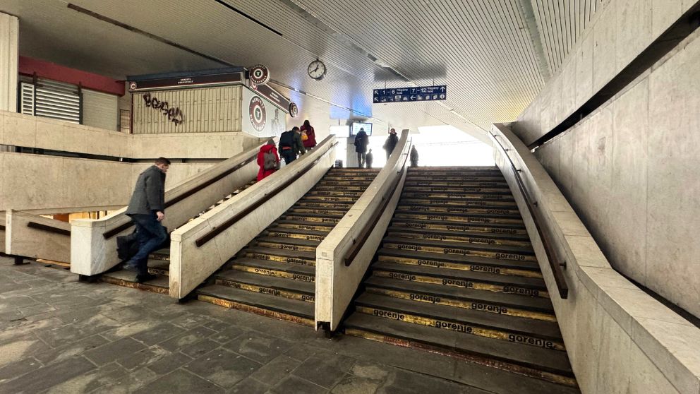 ブダペスト南駅の薄汚れた階段