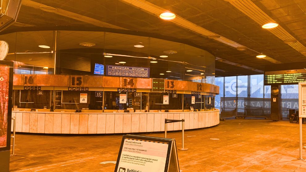 ブダペスト南駅の薄暗いチケット売り場