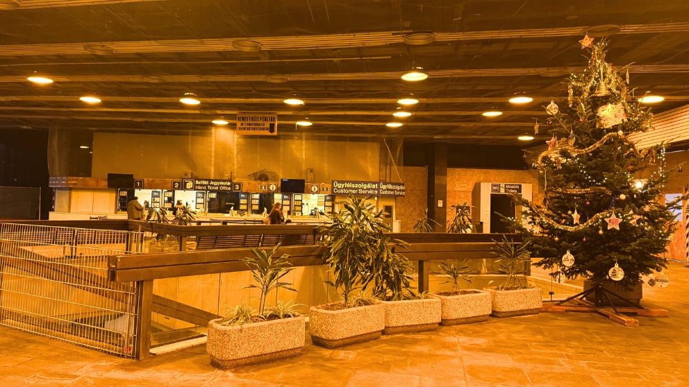 ブダペスト南駅の薄暗いチケット売り場