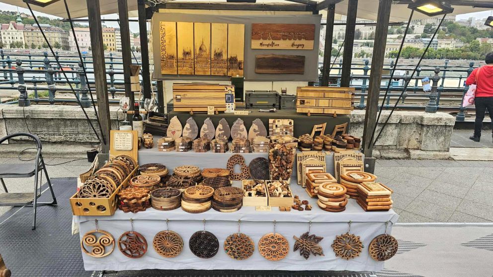 ドナウ川沿いに出店されたFa-timeの屋台に並ぶ美しい木の商品