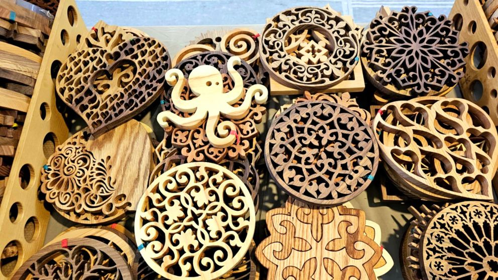 Fa-timeの屋台に並ぶ木の鍋敷き