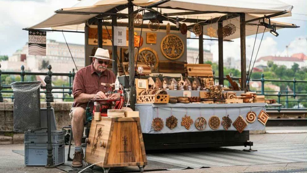 ドナウ川沿いに出店されたFa-timeの屋台と職人さんと売店