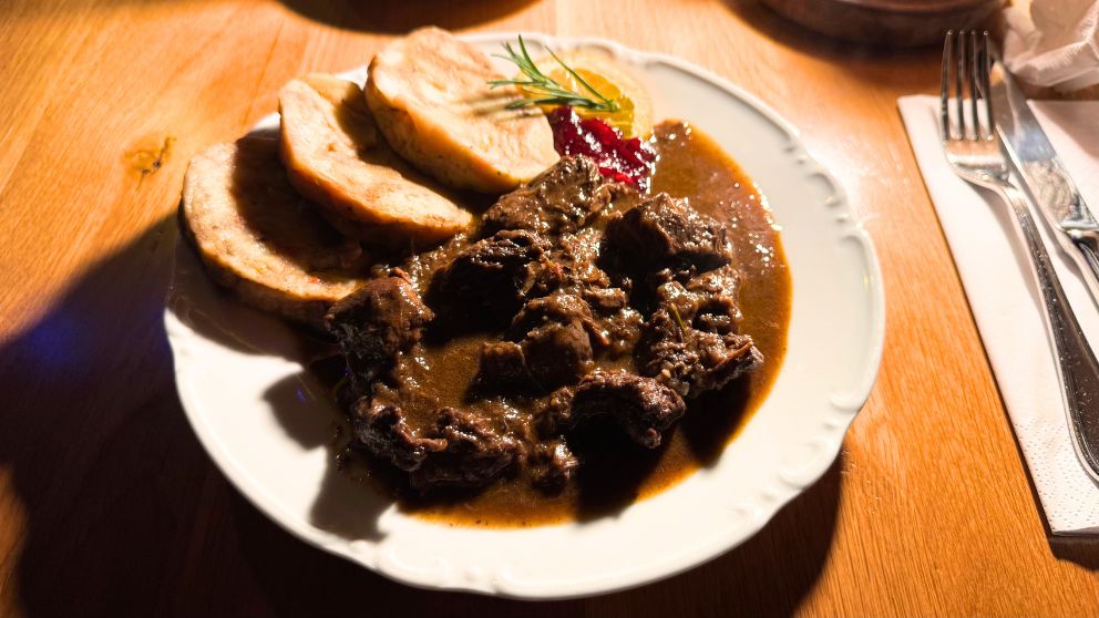 ブラチスラバの「グラーシュ」の画像。シチューのようで、パンのようなダンプリングが添えられている