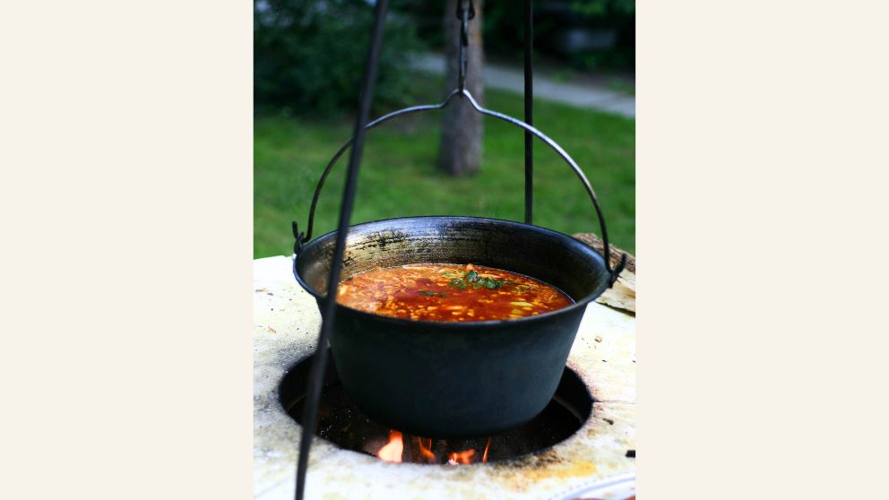 大きなボグラーチがぶらさがっていて、中には赤いグヤーシュスープがたっぷり。下は焚き火