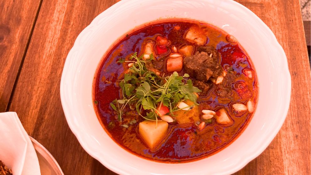 ブダペストのグンデルレストランのグヤーシュスープ