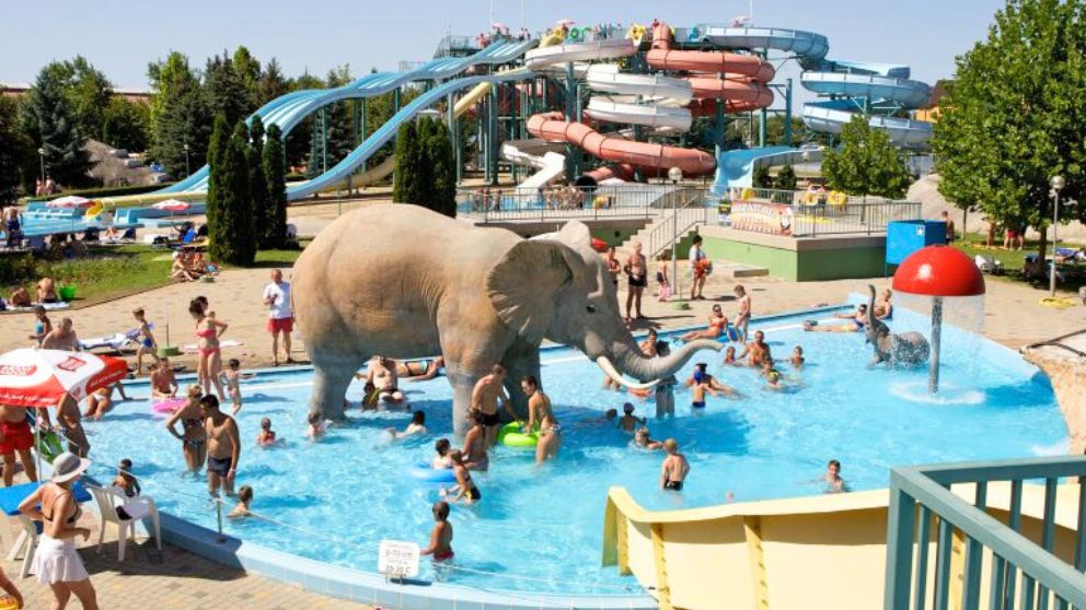 ハイドゥソボスローのフンガロスパ内「アクアパーク」の様子。ゾウの飾りが印象的。背景にはウォータースライダー