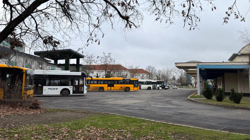 ハンガリーのハイドゥソボスローにあるバスターミナルの様子。シンプルなつくり