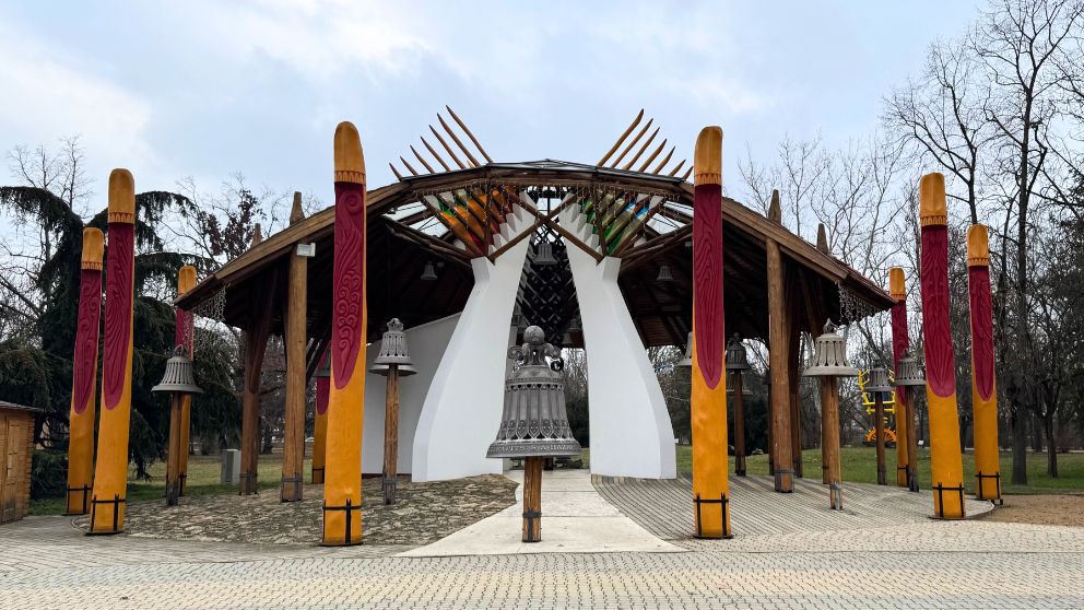 ブダペストのハイドゥソボスローの町に立つ「鐘の家」の様子