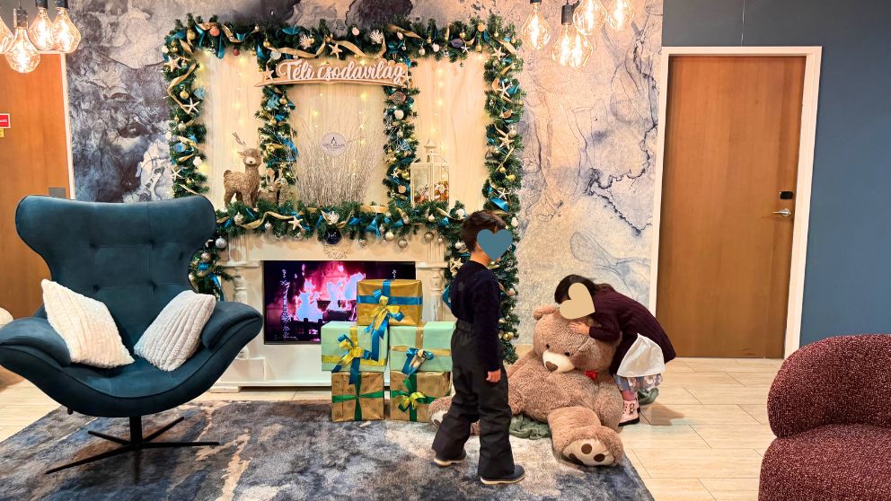 ハイドゥソボスローのホテル・アトランティスのロビーのクリスマスデコレーションと子どもたち