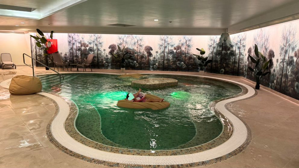 ハイドゥソボスローのホテル・アトランティスのウェルネスエリアの温かいプール